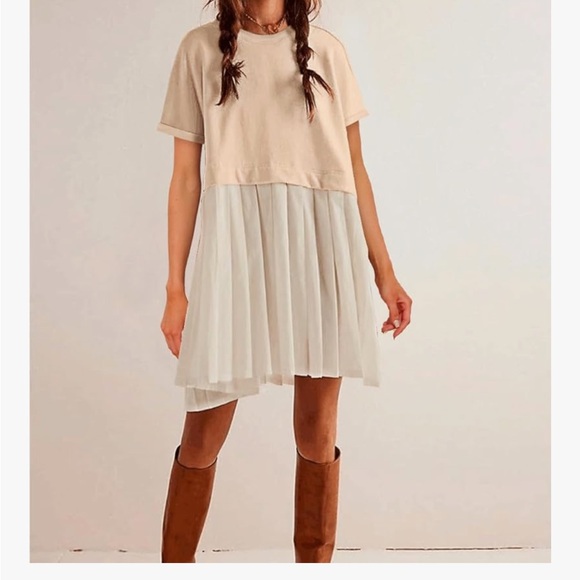 Women's Small, Pull-On, Short Sleeve, Pleated Skirt, Drop Shoulder, Flowy Dress - Picture 2 of 8